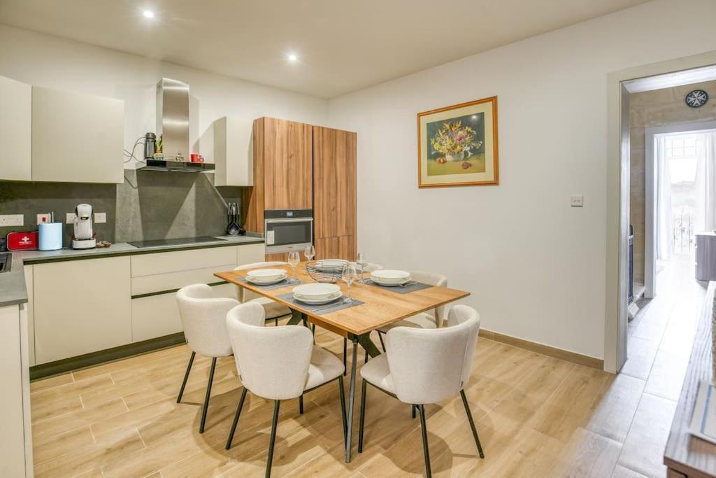 Exclusive Seafront Townhouse Sliema, Valletta View Ferienhaus *