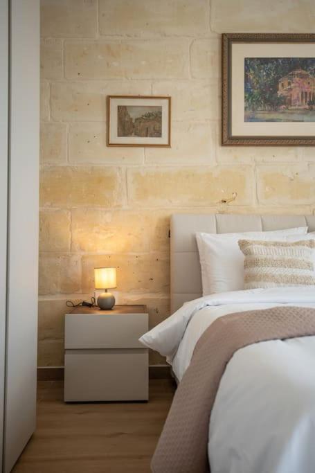 Exclusive Seafront Townhouse Sliema, Valletta View Ferienhaus
