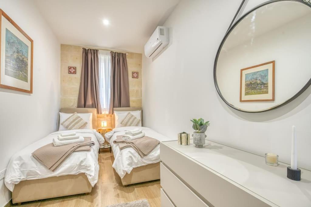 Exclusive Seafront Townhouse Sliema, Valletta View *