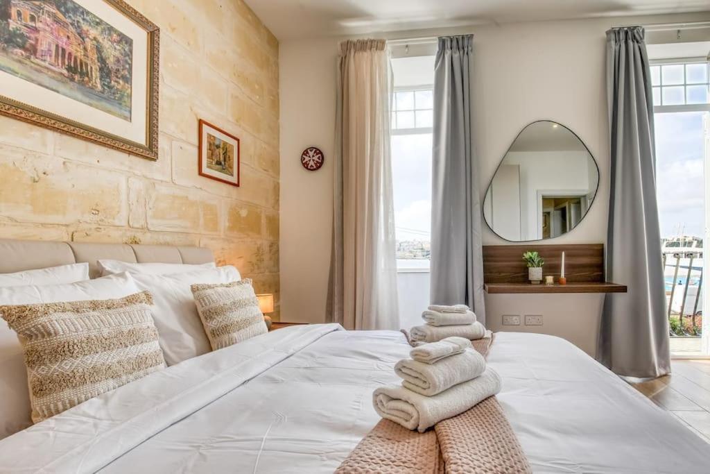 Ferienhaus Exclusive Seafront Townhouse Sliema, Valletta View *
