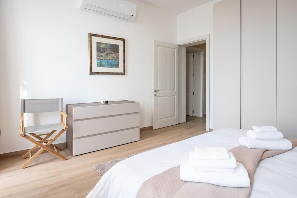 Exclusive Seafront Townhouse Sliema, Valletta View Ferienhaus Sliema