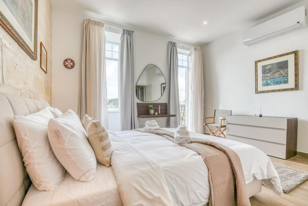 Exclusive Seafront Townhouse Sliema, Valletta View * Sliema