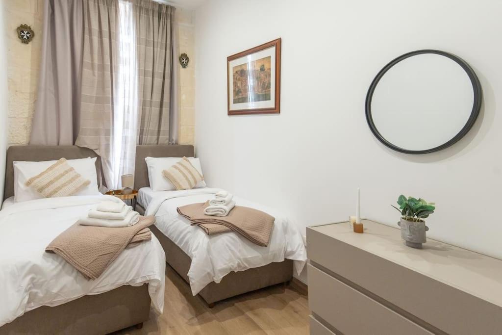 Ferienhaus Exclusive Seafront Townhouse Sliema, Valletta View