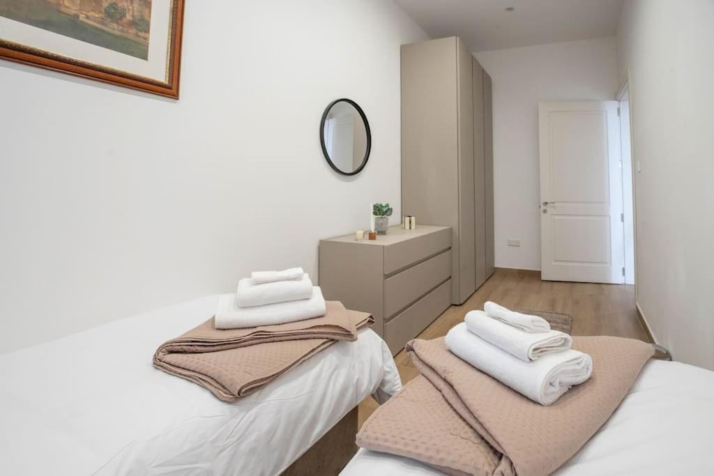 Ferienhaus Exclusive Seafront Townhouse Sliema, Valletta View *