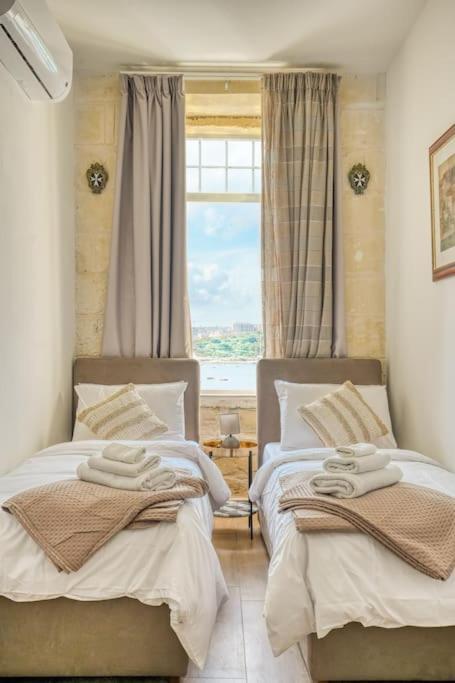 Exclusive Seafront Townhouse Sliema, Valletta View Ferienhaus Sliema