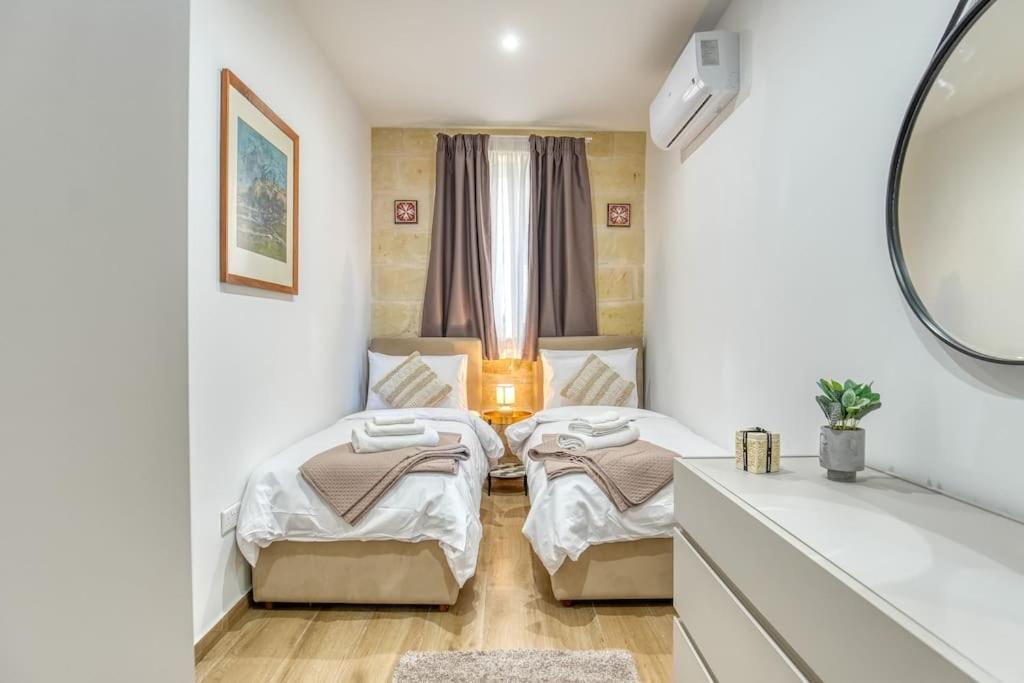Ferienhaus Exclusive Seafront Townhouse Sliema, Valletta View Sliema