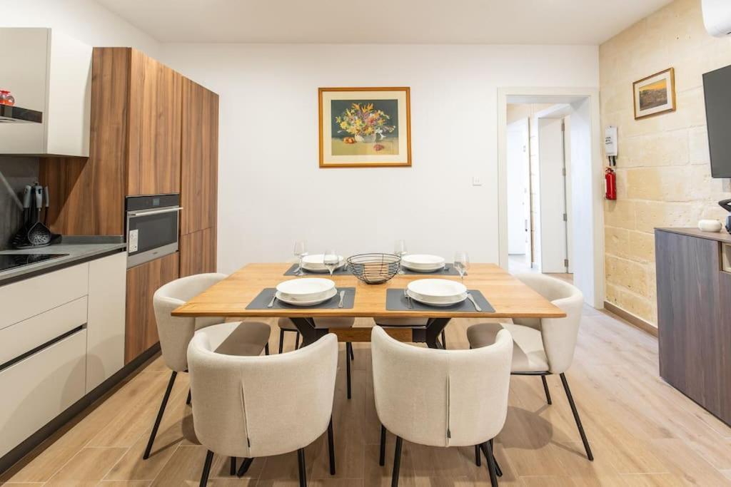 Exclusive Seafront Townhouse Sliema, Valletta View * Sliema