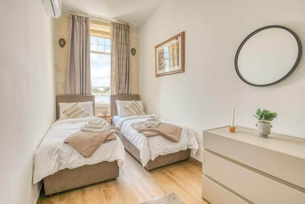 Exclusive Seafront Townhouse Sliema, Valletta View Ferienhaus