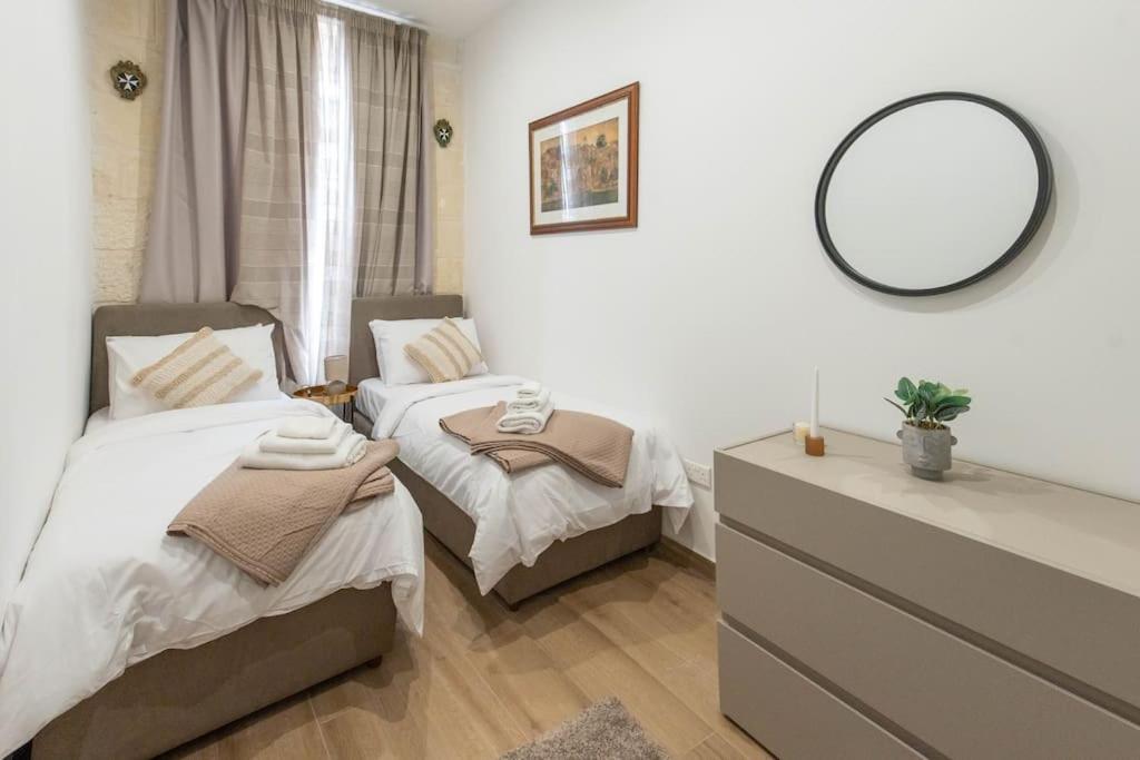 Ferienhaus Exclusive Seafront Townhouse Sliema, Valletta View