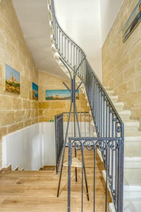 Exclusive Seafront Townhouse Sliema, Valletta View Ferienhaus *