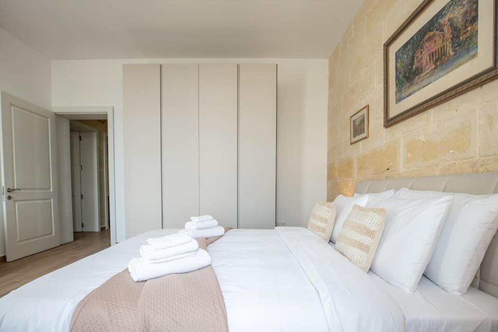 Exclusive Seafront Townhouse Sliema, Valletta View *