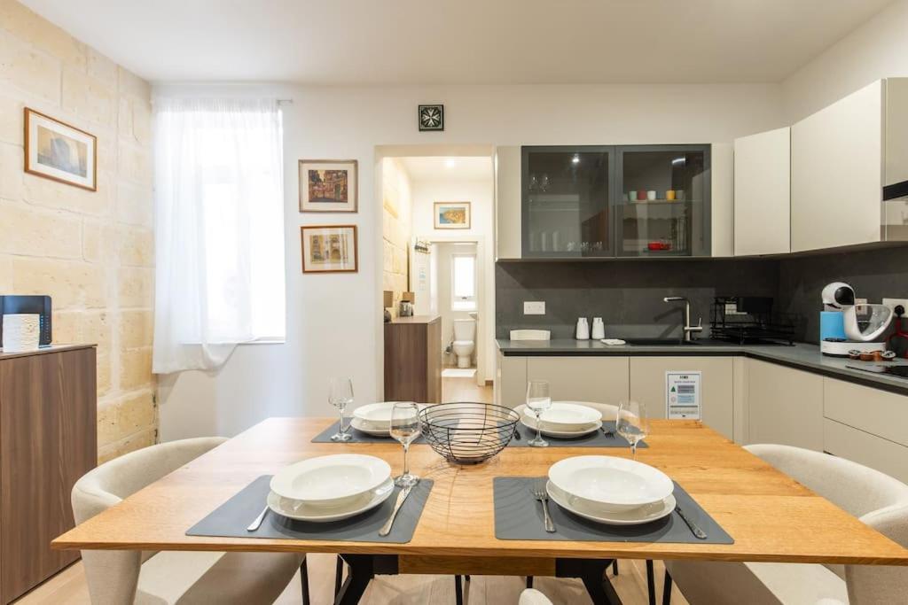 Exclusive Seafront Townhouse Sliema, Valletta View Ferienhaus *