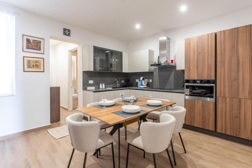 Exclusive Seafront Townhouse Sliema, Valletta View Ferienhaus