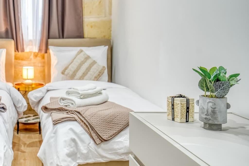Exclusive Seafront Townhouse Sliema, Valletta View Ferienhaus