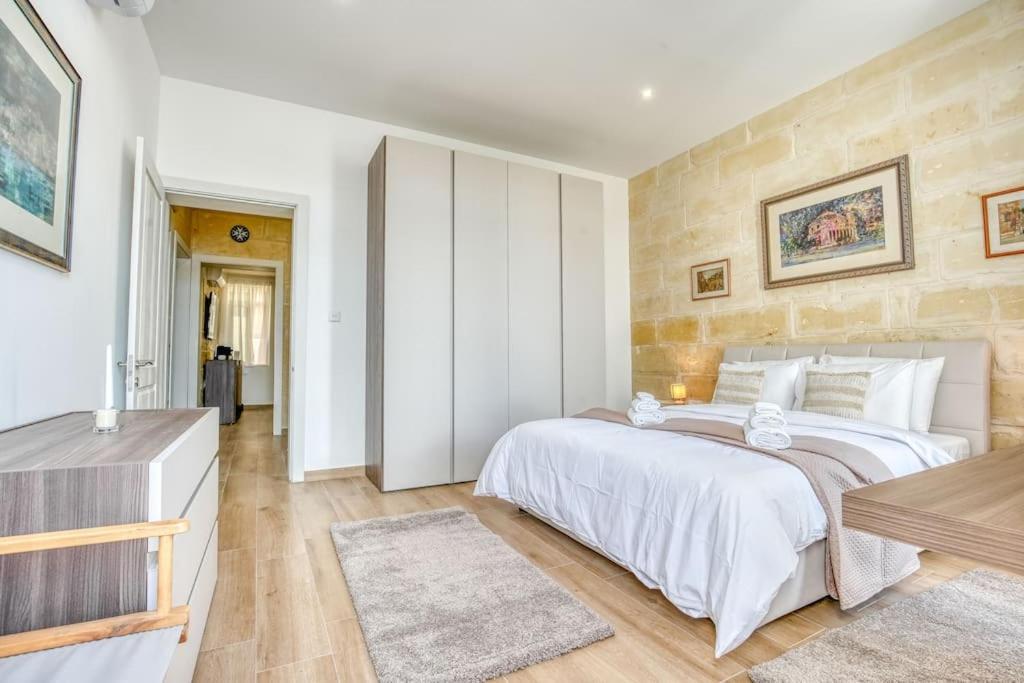 Ferienhaus Exclusive Seafront Townhouse Sliema, Valletta View Sliema
