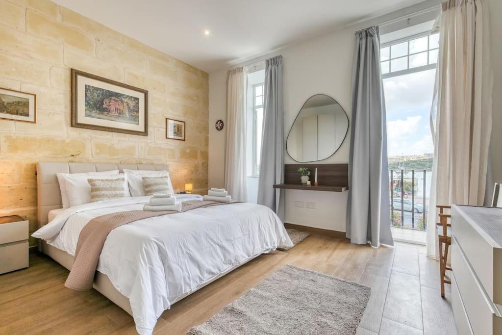 Exclusive Seafront Townhouse Sliema, Valletta View * Sliema