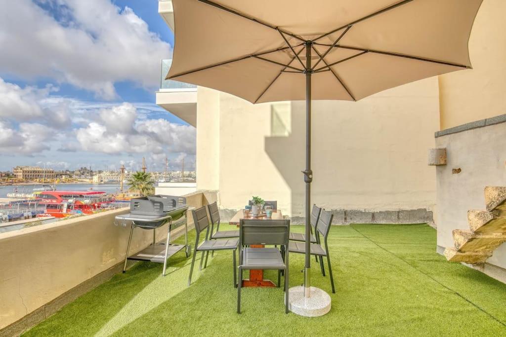 Ferienhaus Exclusive Seafront Townhouse Sliema, Valletta View *