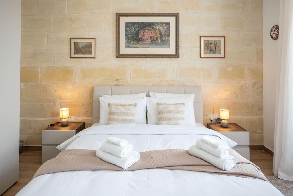 Exclusive Seafront Townhouse Sliema, Valletta View * Sliema