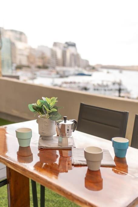 Exclusive Seafront Townhouse Sliema, Valletta View Ferienhaus Sliema