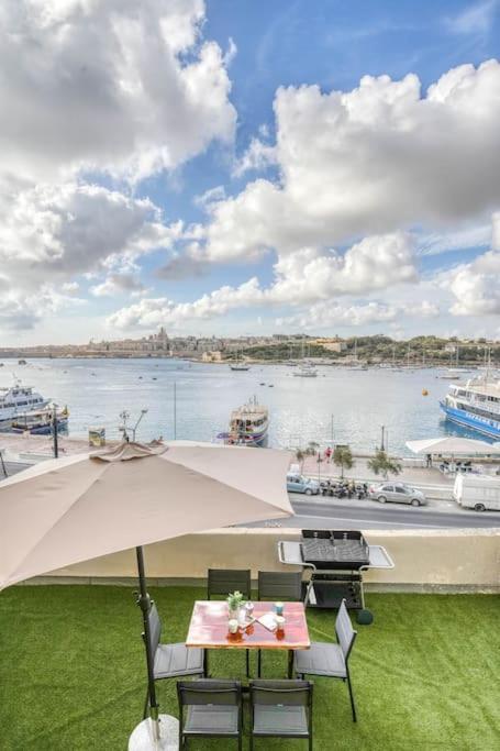 Exclusive Seafront Townhouse Sliema, Valletta View Ferienhaus