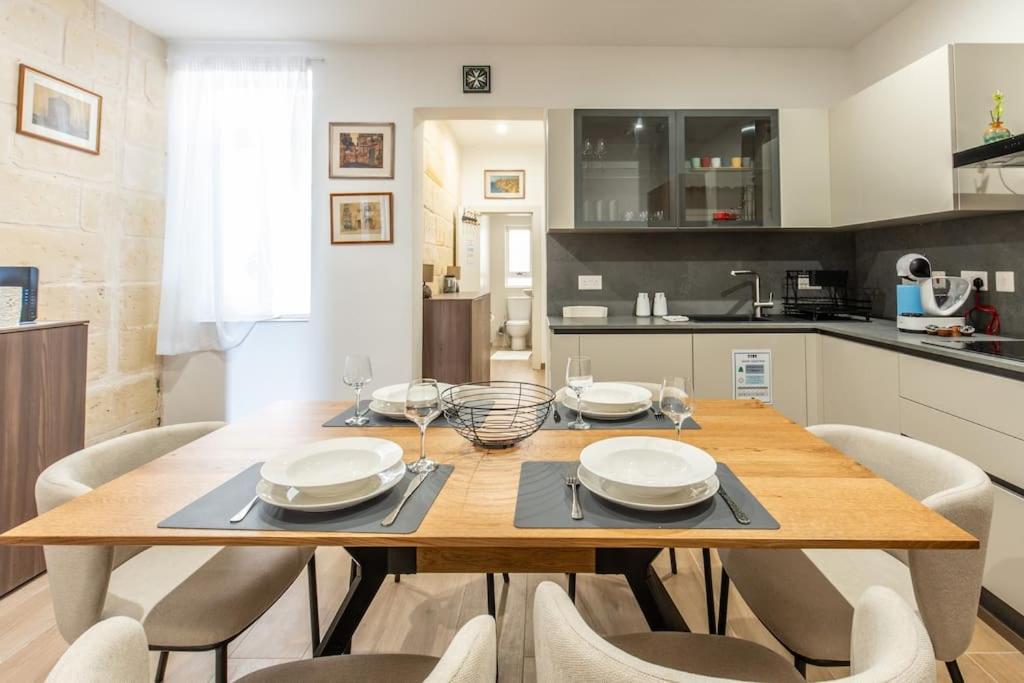 Exclusive Seafront Townhouse Sliema, Valletta View Ferienhaus Sliema