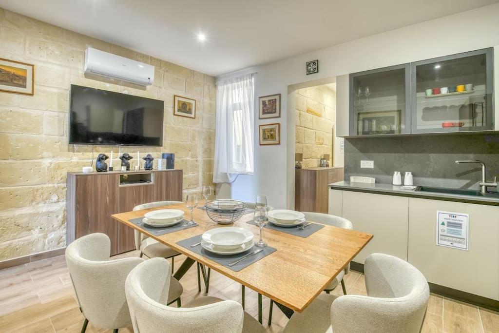 Exclusive Seafront Townhouse Sliema, Valletta View * Sliema
