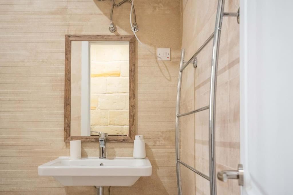 Exclusive Seafront Townhouse Sliema, Valletta View Ferienhaus