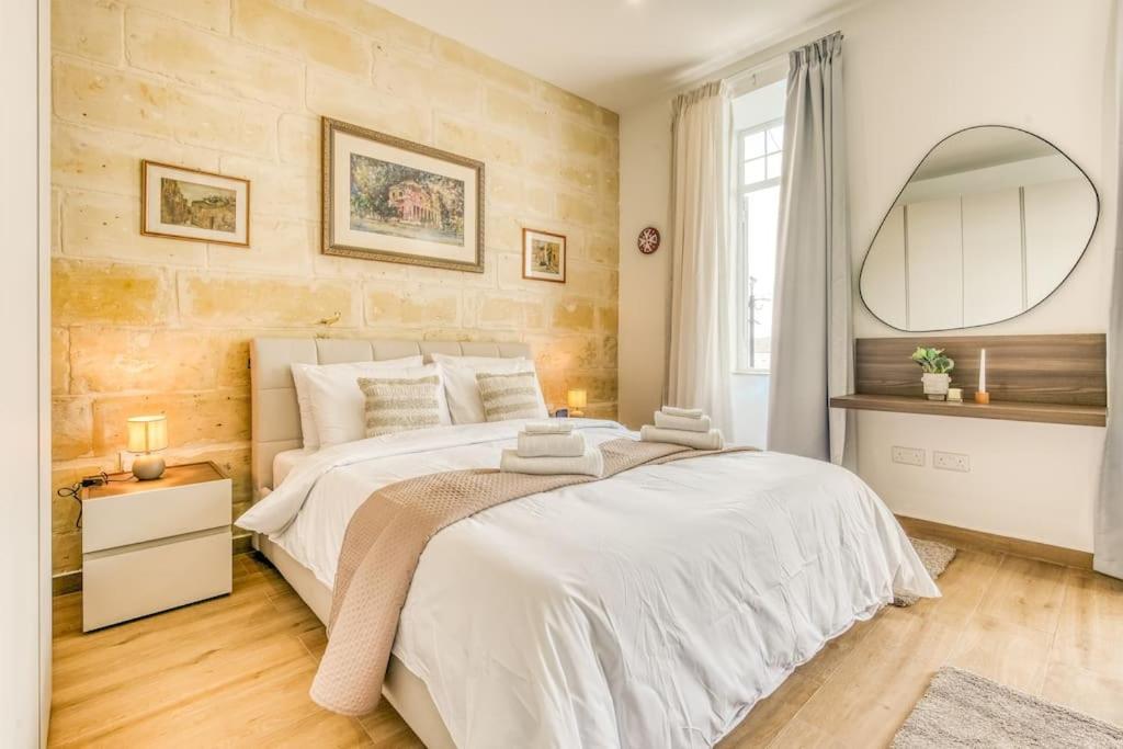 Exclusive Seafront Townhouse Sliema, Valletta View Ferienhaus Sliema